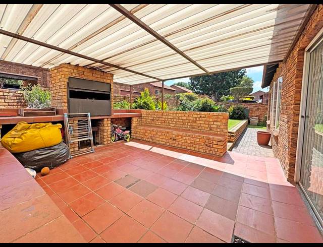 3 BEDROOM TOWNHOUSE FOR SALE IN WILGEHEUWEL